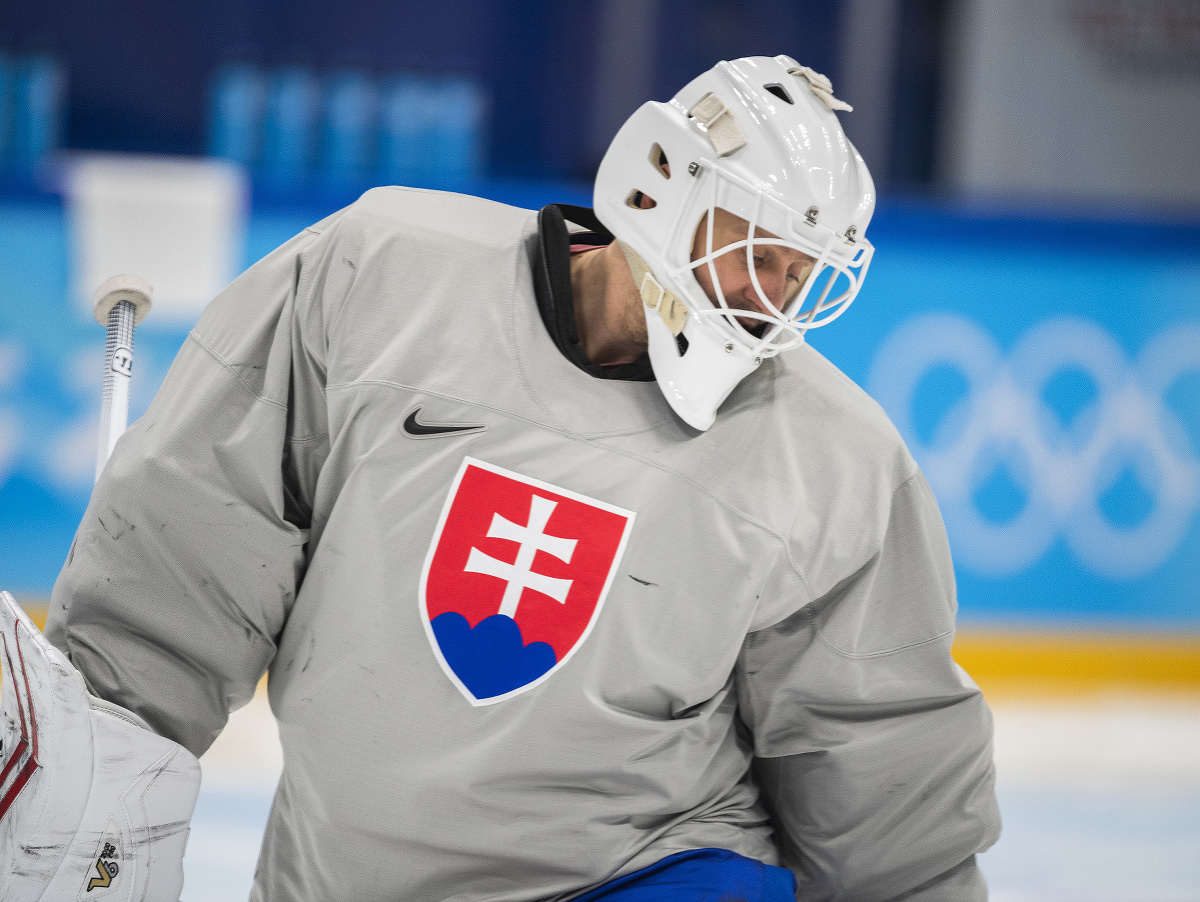 Na snímke hokejový brankár Slovenska Branislav Konrád počas tréningu pred semifinálovým zápasom Fínsko - Slovensko na ZOH 2022 v Pekingu