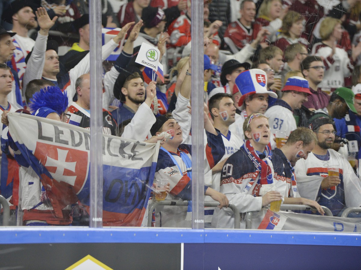 Na snímke slovenskí fanúšikovia počas zápasu Lotyšsko - Slovensko