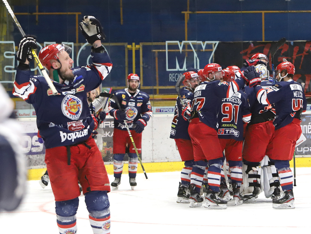 Hokejisti Zvolena oslavujú po postupe do finále cez Slovan