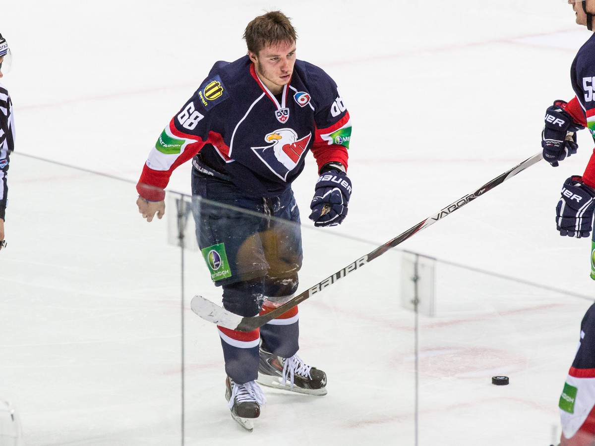 Slovanista Marko Daňo počas hokejového zápasu KHL proti Spartaku Moskva po tom, ako sa pobil s hráćom súpera