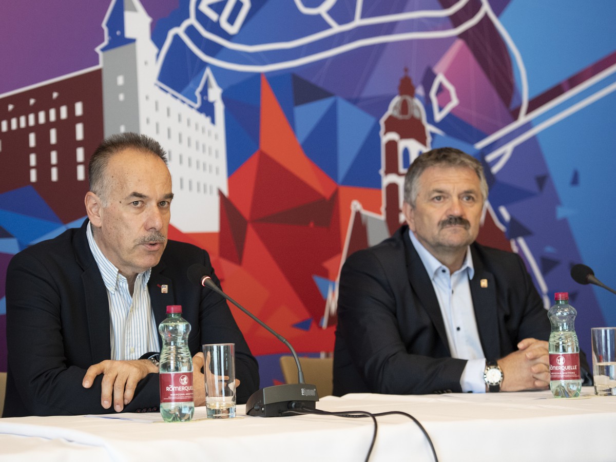 Na snímke zľava riaditeľ organizačného výboru 2019 IIHF MS Igor Nemeček a riaditeľ organizačného výboru MS pre Bratislavu Roman Štamberský