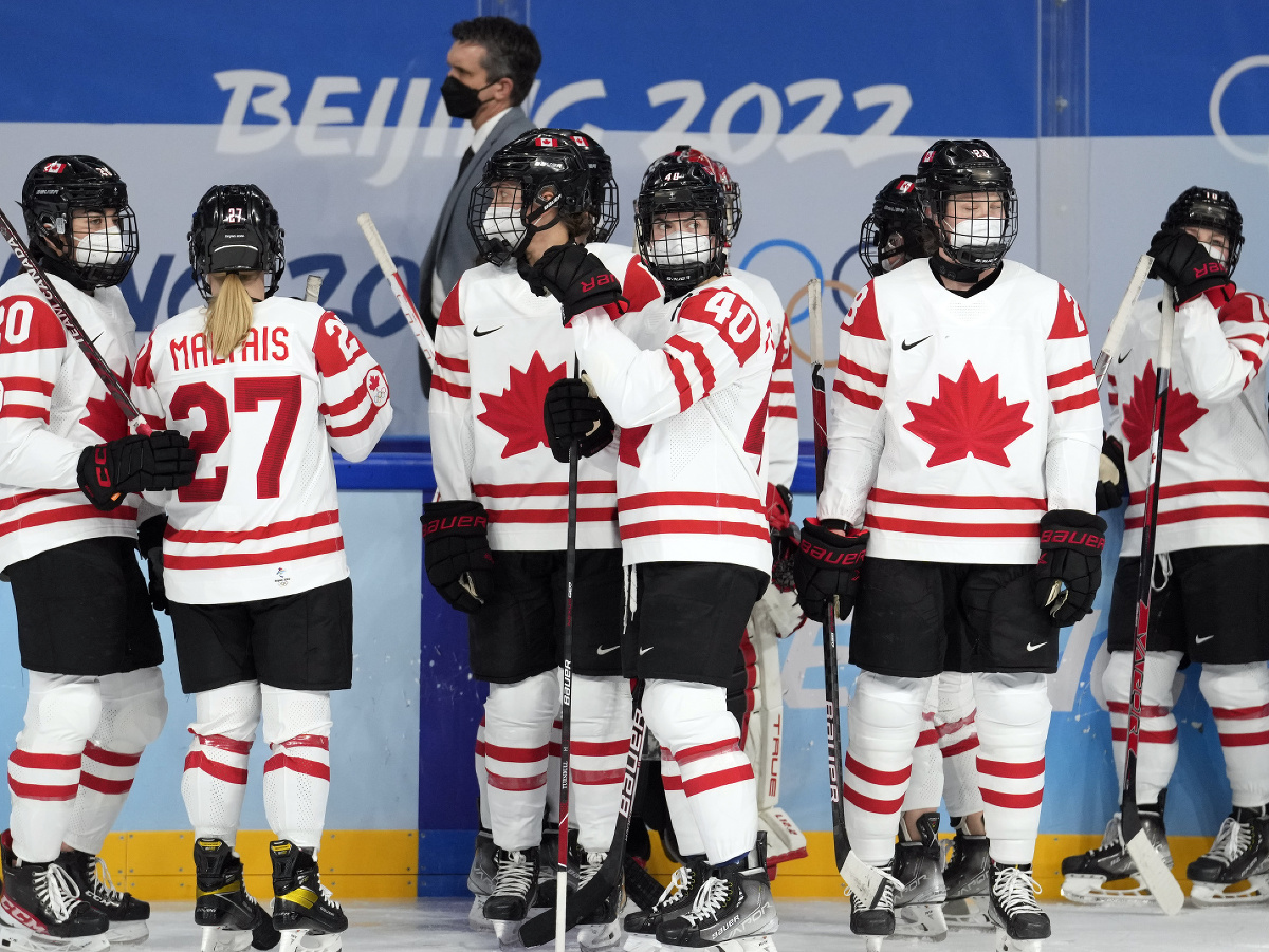 Hokejistky Kanady a Ruska hrajú stretnutie na olympijských hrách v Pekingu v respirátoroch