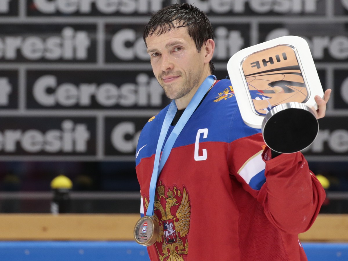 Pavel Datsyuk s trofejou a bronzovou medailou 