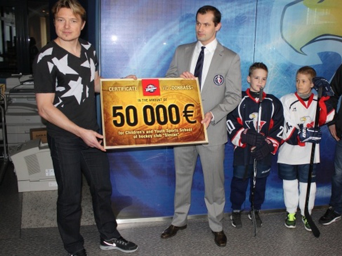 Dvojnásobný víťaz Stanley Cupu Ruslan Fedotenko a Ján Laco odovzdali Slovanu dar