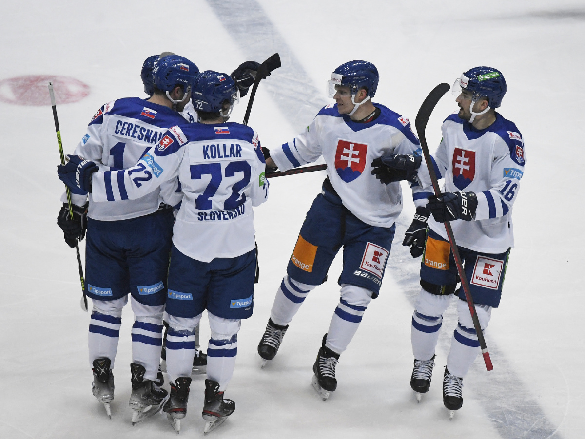 Slovenskí hokejisti oslavujú gól 