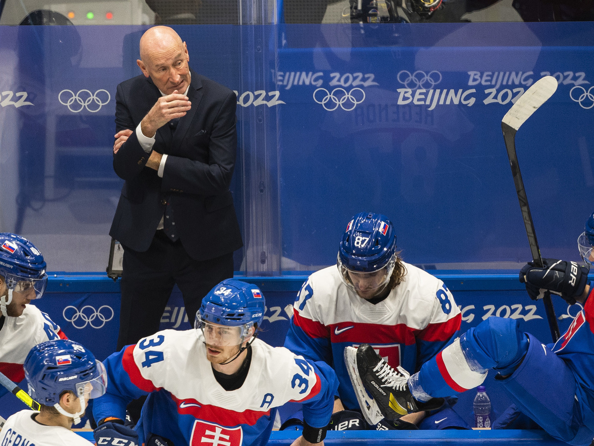 Tréner slovenskej hokejovej reprezentácie Craig Ramsay na lavičke