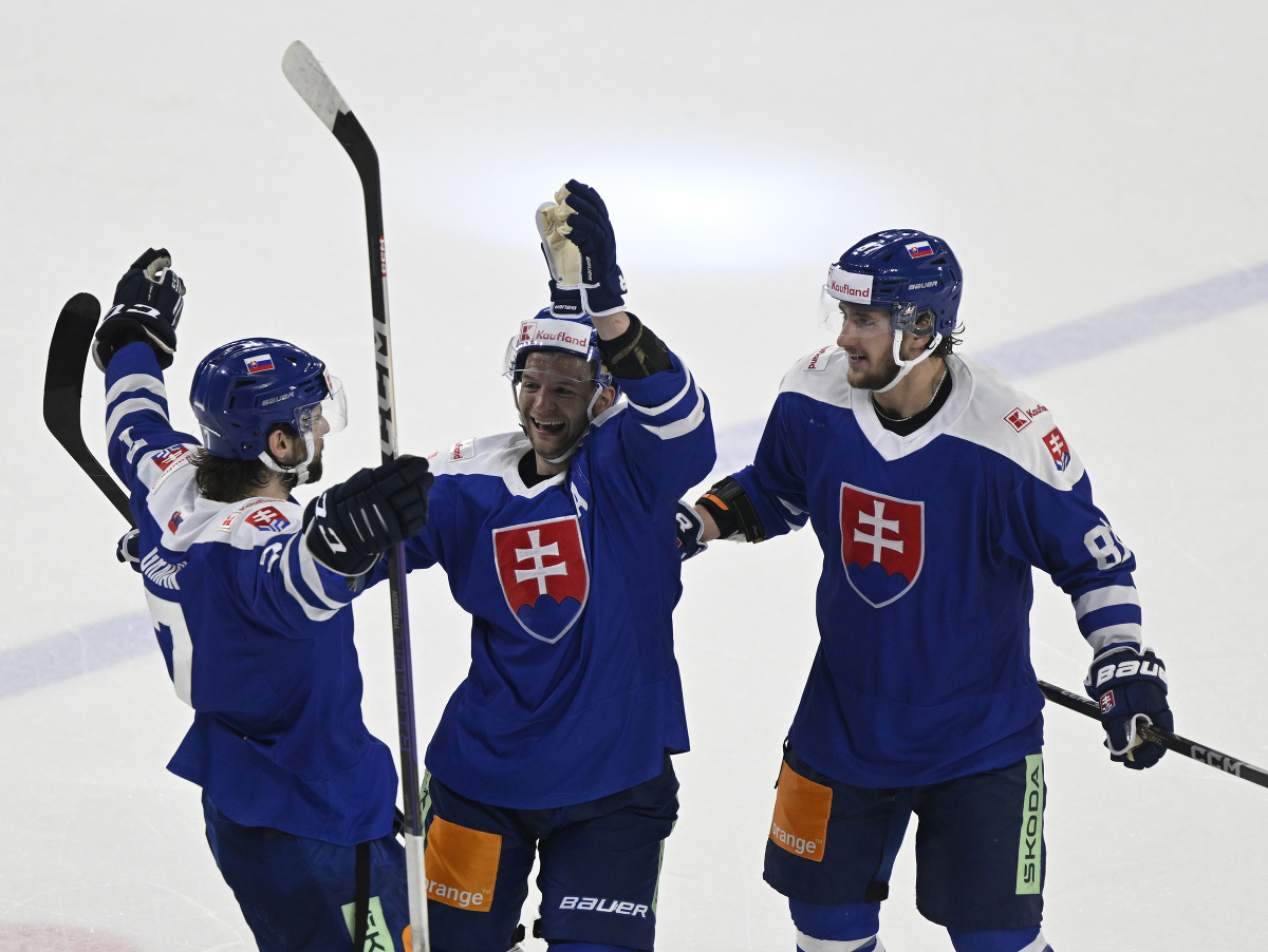 Na snímke zľava Mário Grman (Slovensko) oslavuje  so spoluhráčmi víťazný gól