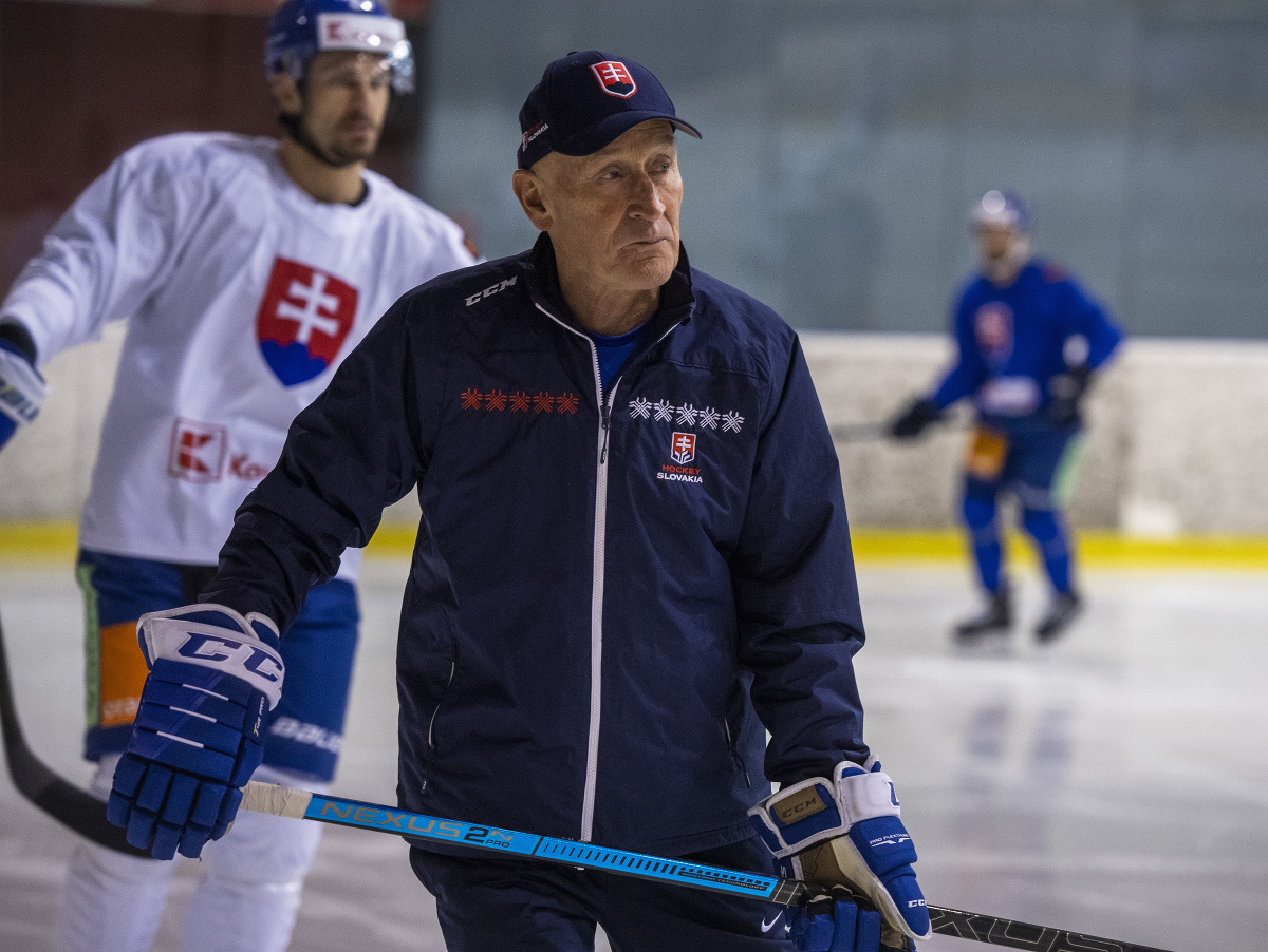 Na snímke zľava Marek Hrivík a tréner slovenskej hokejovej reprezentácie Craig Ramsay počas tréningu slovenskej hokejovej reprezentácie v Bratislave 11. apríla 2023.