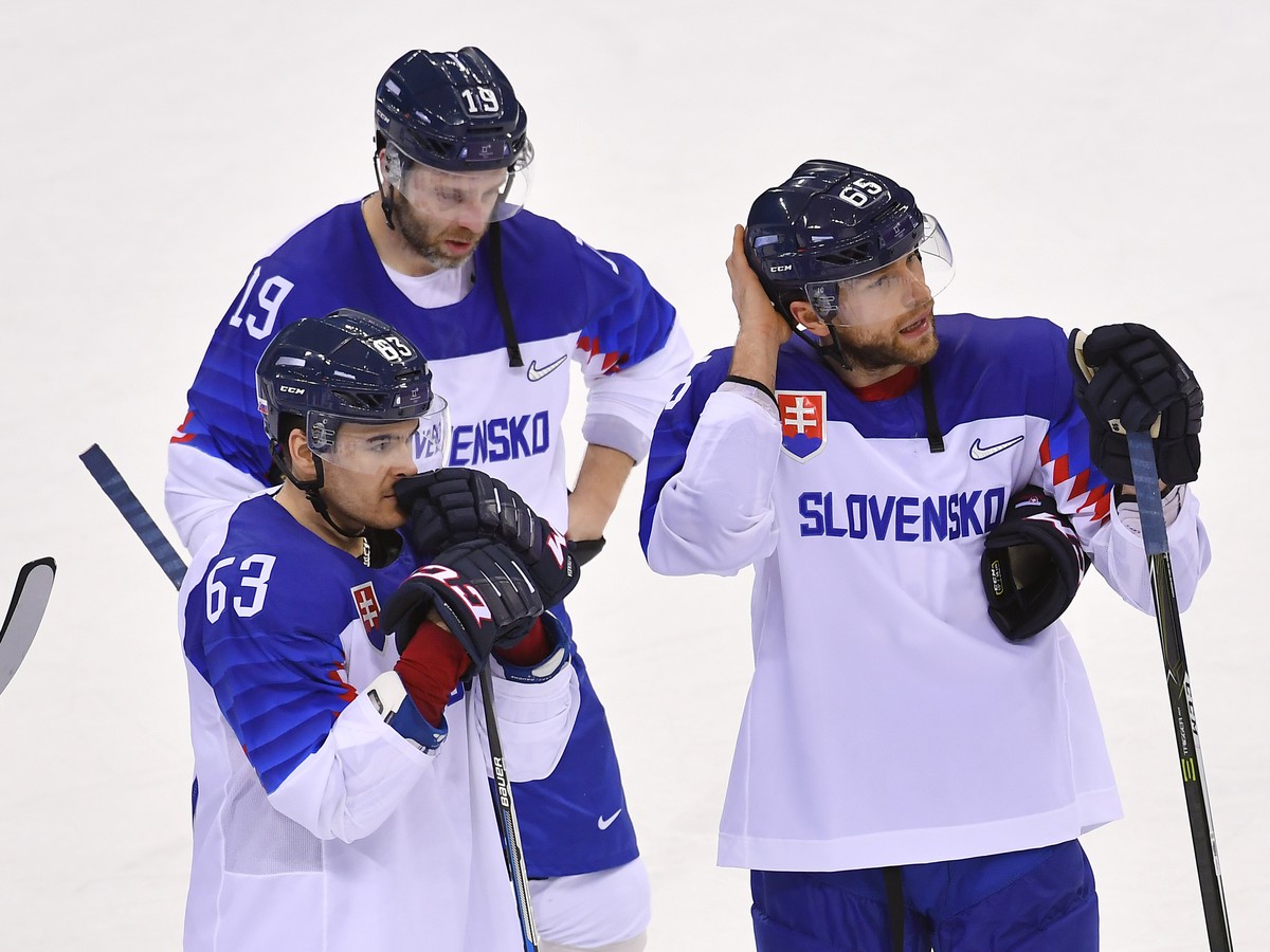 Na snímke slovenskí hokejisti zľava Patrik Lamper, Tomáš Starosta a Tomáš Marcinko