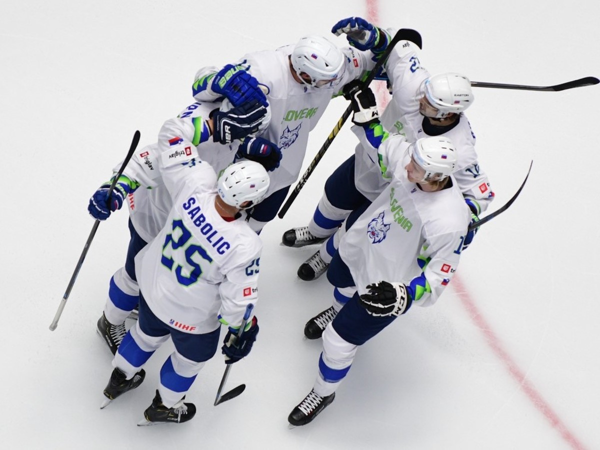 Slovinskí hokejisti oslavujú víťazstvo