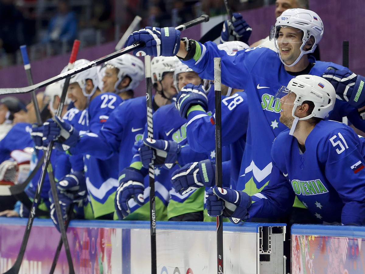 Radosť slovinských hokejistov z historického úspechu na zimných olympijských hrách v Soči.