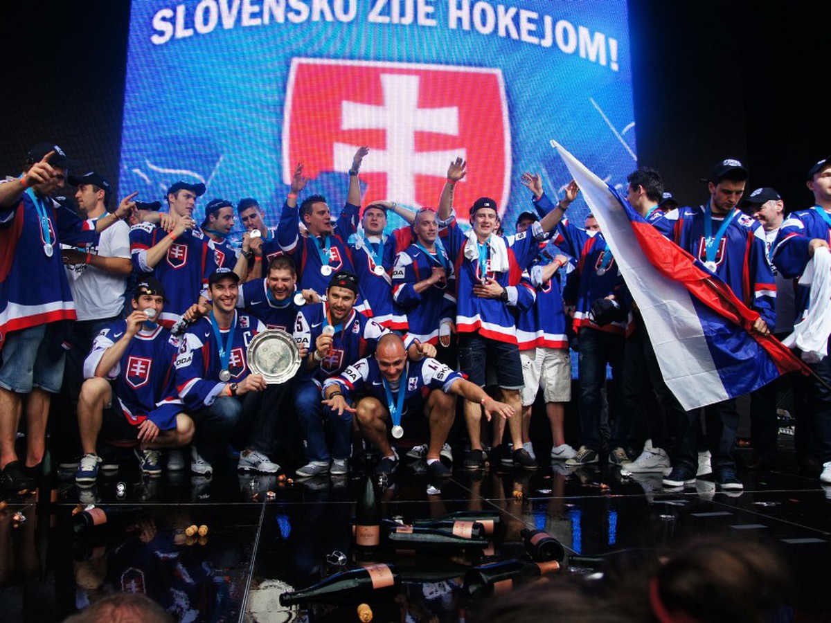 Strieborní hokejisti počas osláv v Bratislave