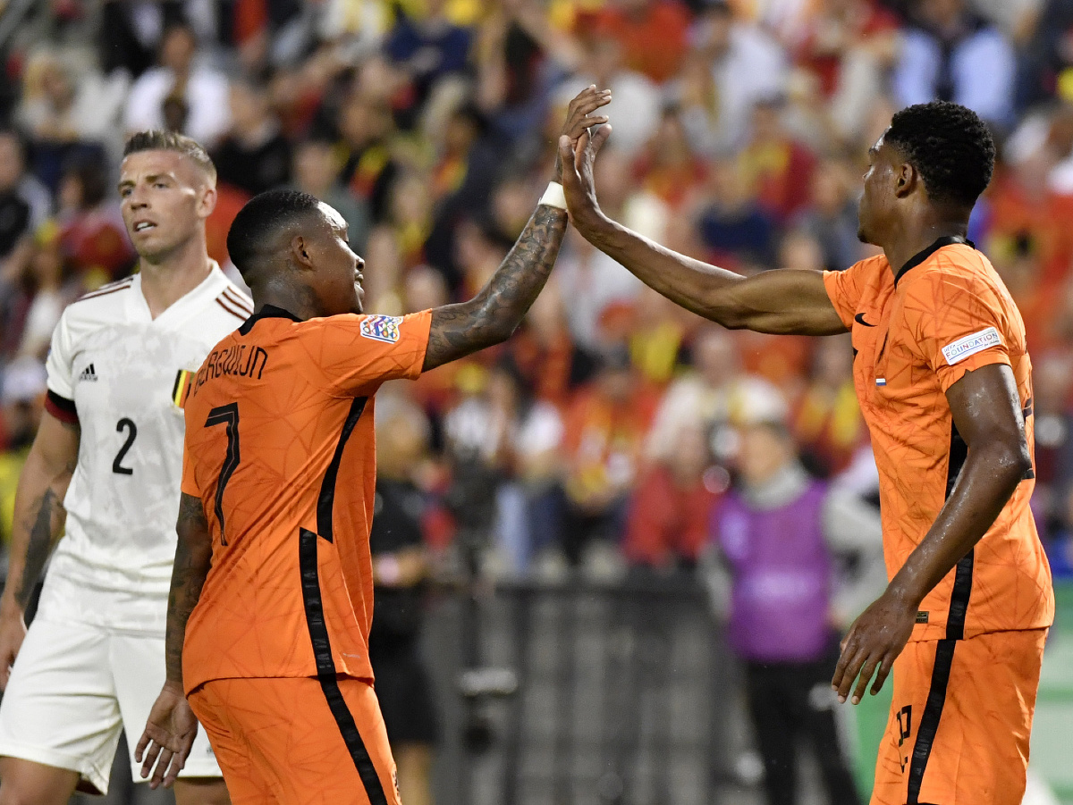 Denzel Dumfries a Steven Bergwijn oslavujú gól Holandska