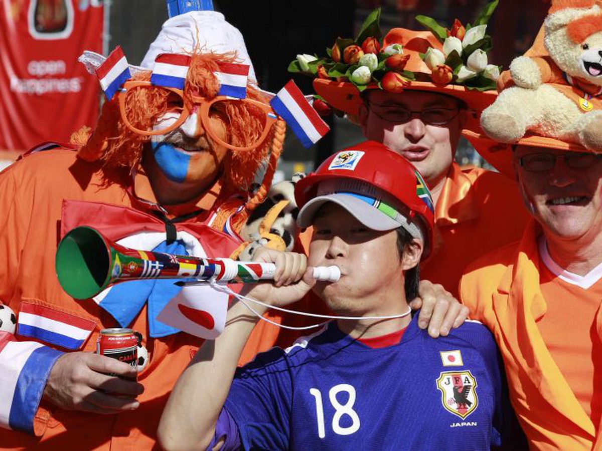 Fanúšikovia Holandska a Japonska sa zabávajú