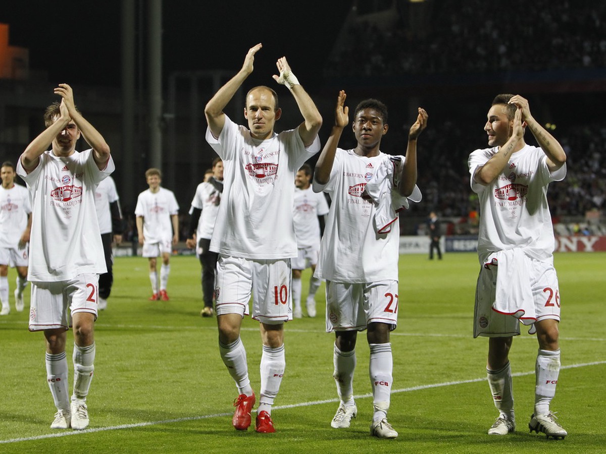 Hráči Philipp Lahm, Arjen Robben, David Alaba a Diego Contendo z Bayernu Mníchov