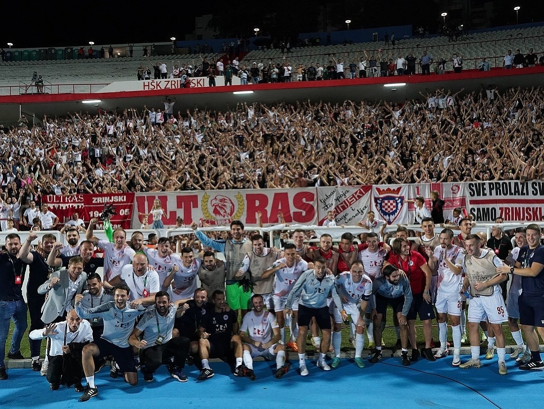 Hráči Mostaru a v pozadí fanúšikovia klubu
