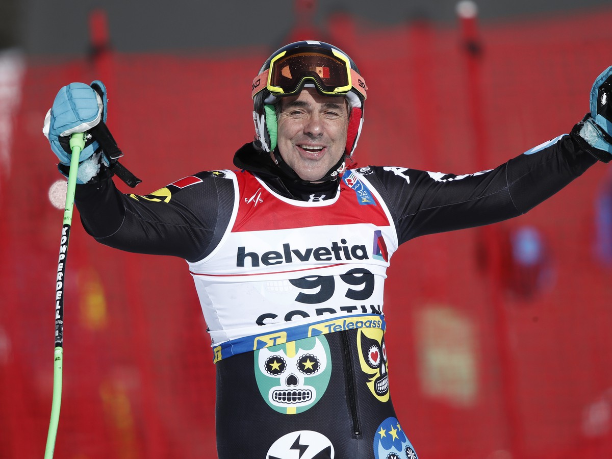 Na snímke 62-ročný mexický lyžiar Hubertus Von Hohenlohe sa usmieva v cieli po 1. kole obrovského slalomu 