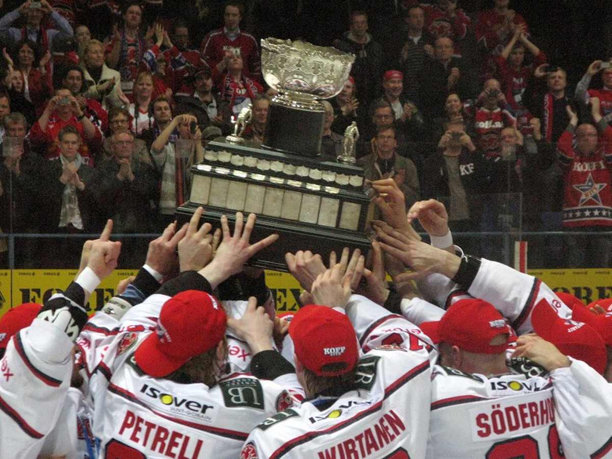Hokejisti IFK Helsinki s trofejou