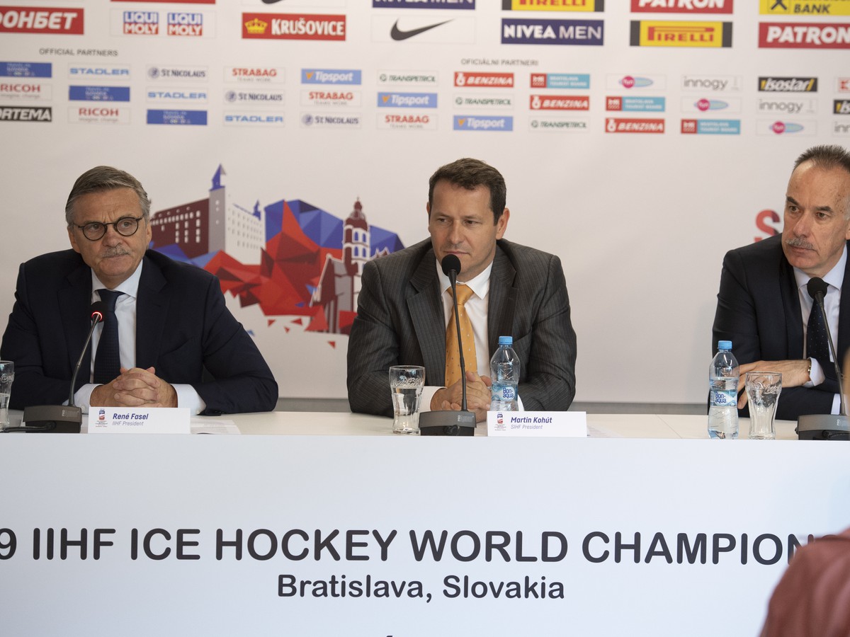Zľava prezident IIHF René Fasel, prezident Slovenského zväzu ľadového hokeja Martin Kohút a šéf Organizačného výboru MS Igor Nemeček