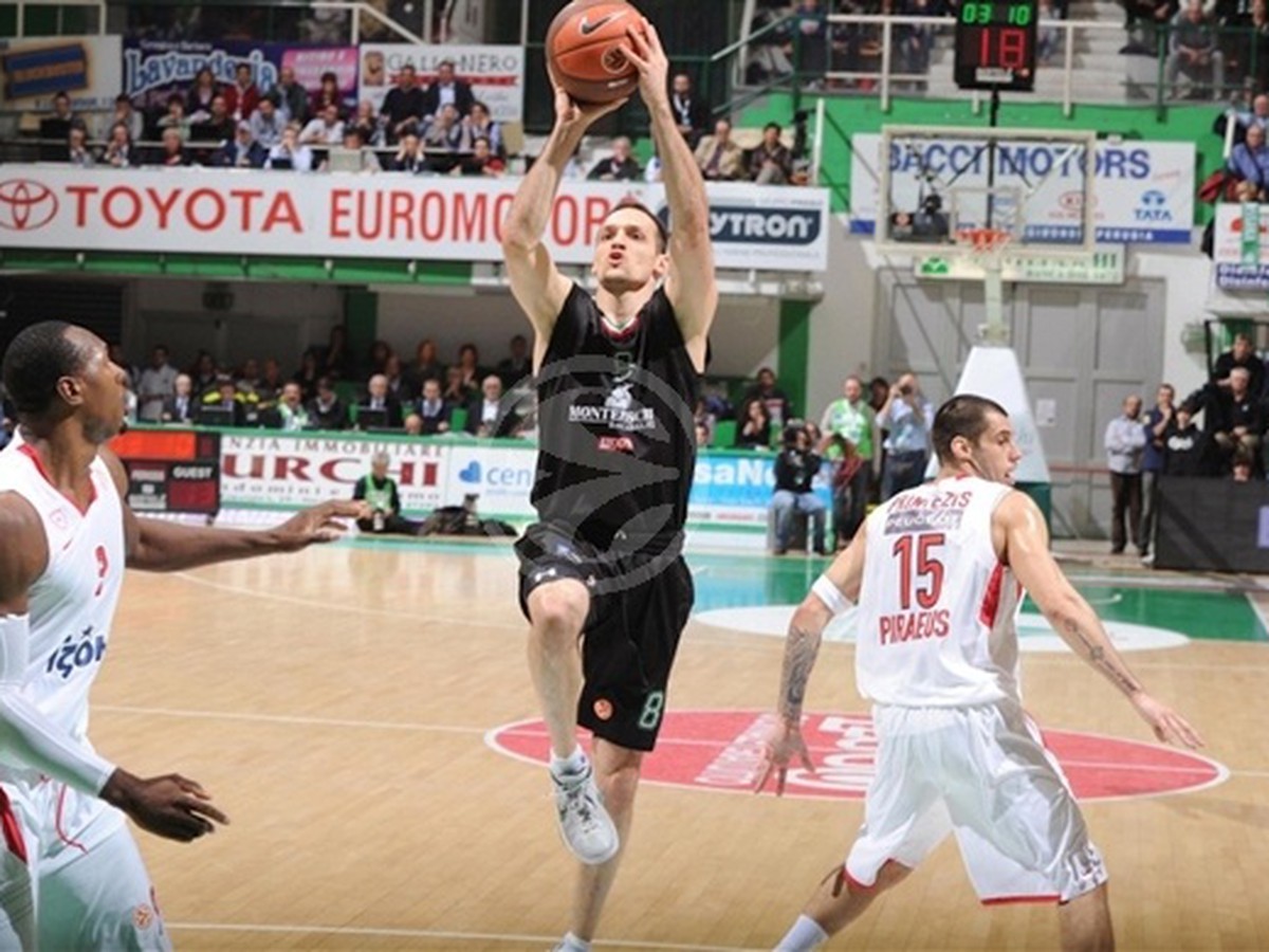 Igor Rakočevič zo Sieny (pri lopte) v úvodnom štvrťfinálovom súboji s gréckym Olympiakosom (21.3.)