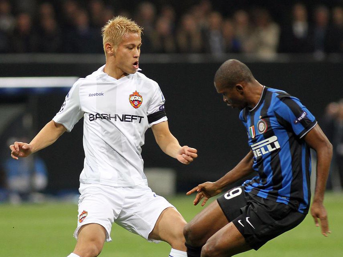 Súboj Samuel Eto'o vs Keisuke Honda