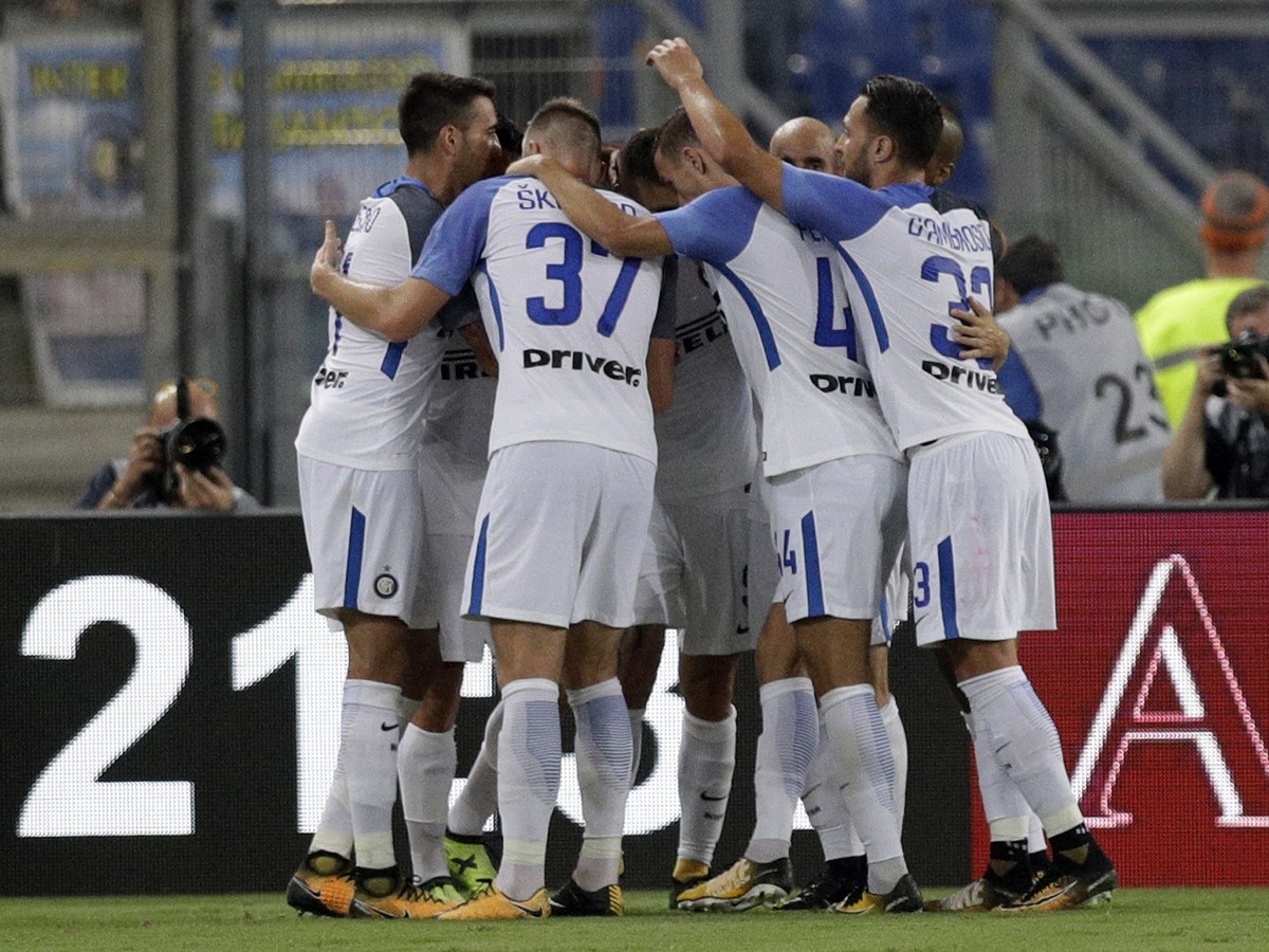 Hráči Interu oslavujú gól, s číslom 37 Milan Škriniar