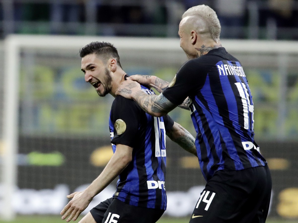 Hráč Interu Miláno Matteo Politano 
(vľavo) oslavuje so spoluhráčom Radjom Nainggolanom úvodný gól