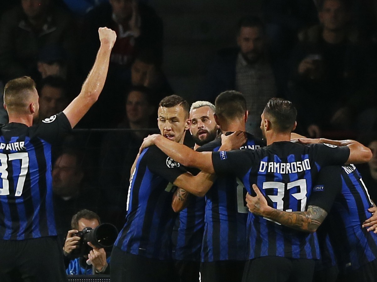 Milan Škriniar (37) so spoluhráčmi oslavuje gól milánskeho Interu