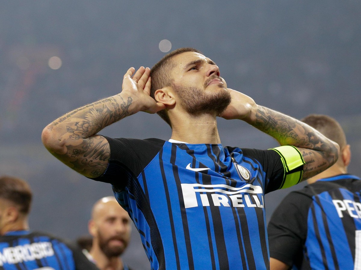 Haló, nepočujem vás! Mauro Icardi oslavuje s fanúšikmi Interu Miláno otvárací gól zápasu
