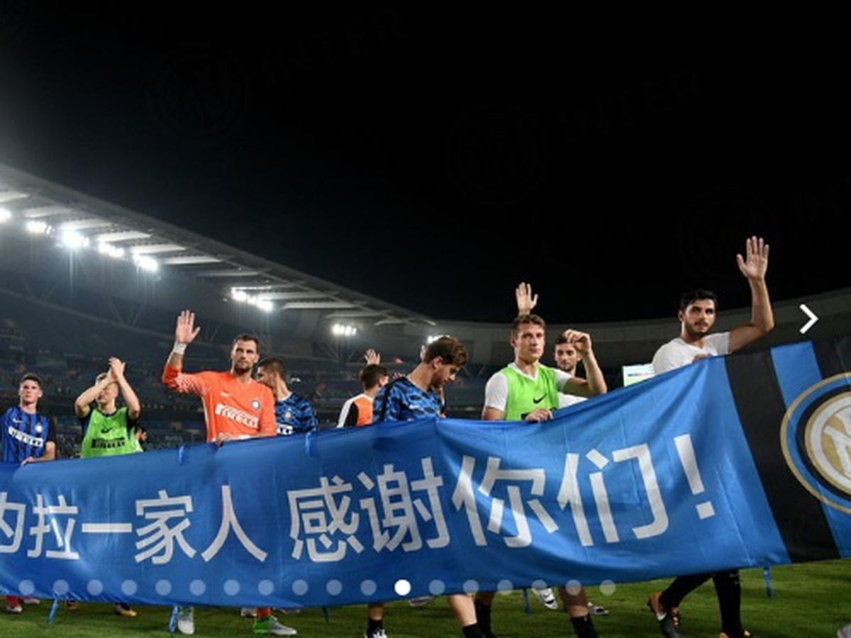 Milan Škriniar (vľavo) so spoluhráčmi oslavuje triumf milánskeho Interu
