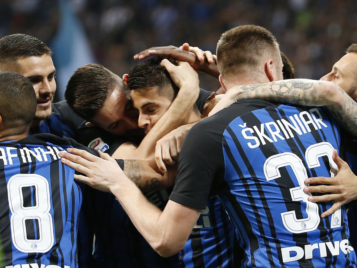 Milan Škriniar (33) so spoluhráčmi oslavuje gól Cancela
