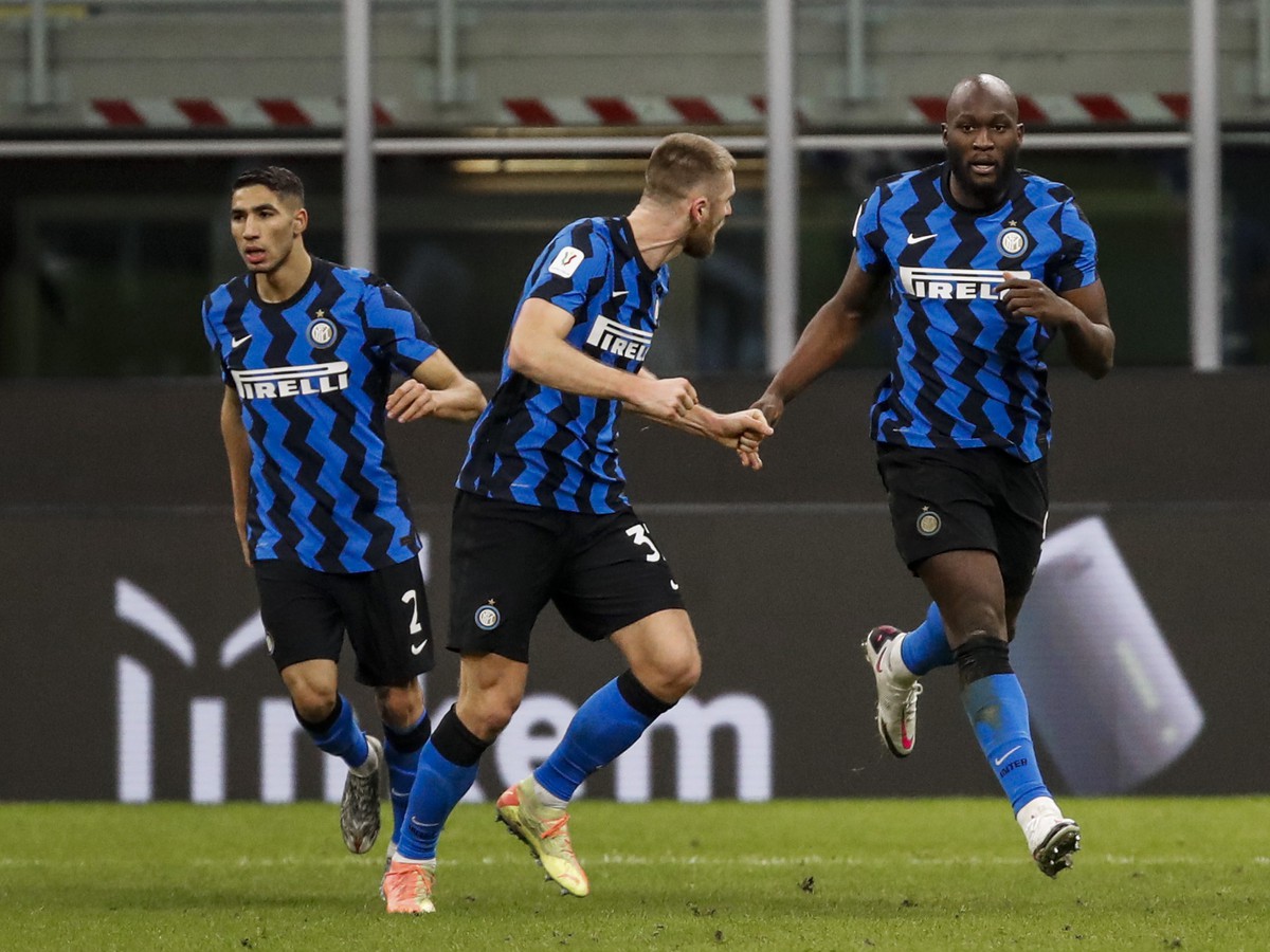 Romelu Lukaku a Milan Škriniar oslavujú gól Interu