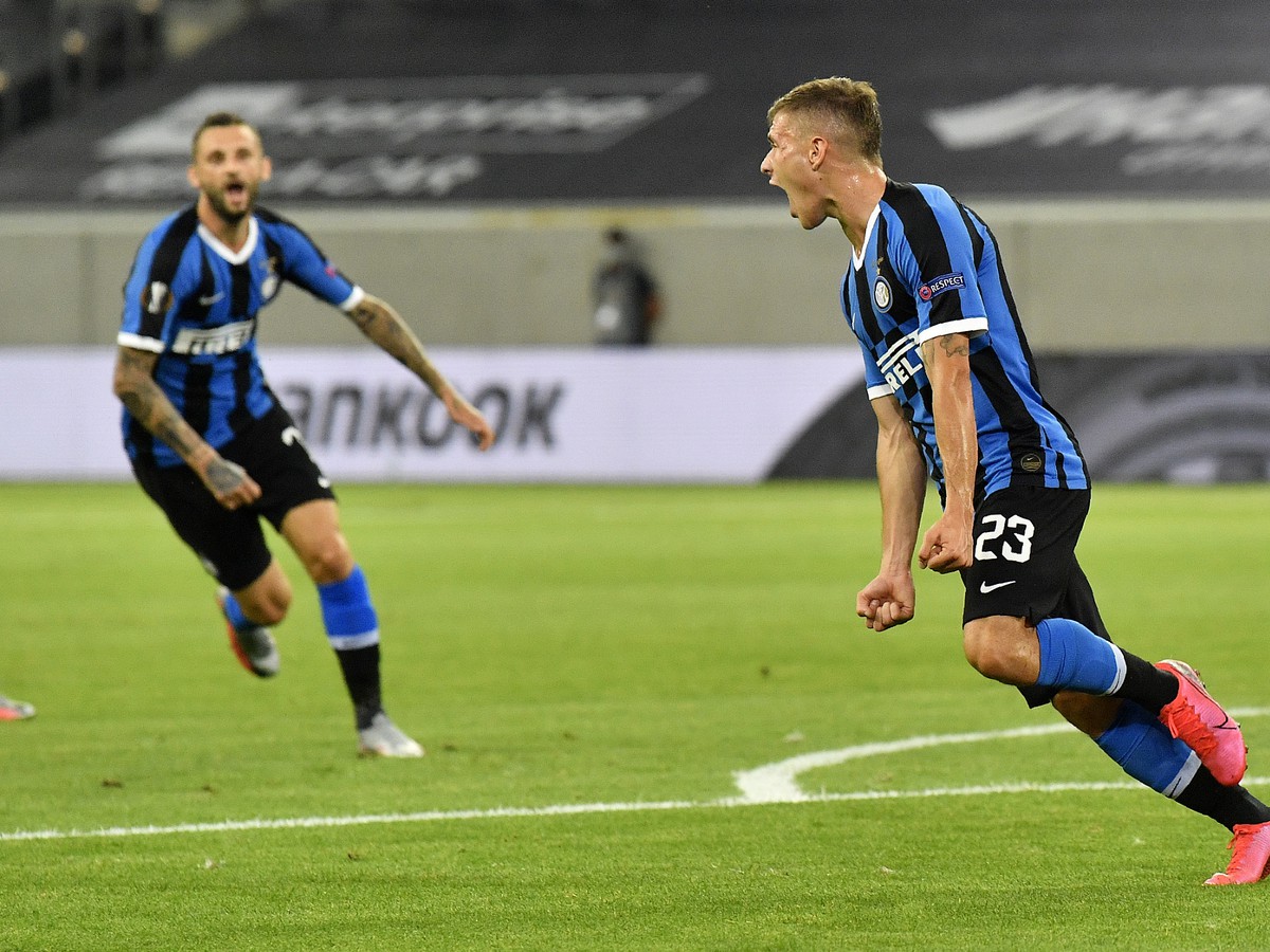 Na snímke vpravo hráč Interu Nicolo Barella oslavuje gól