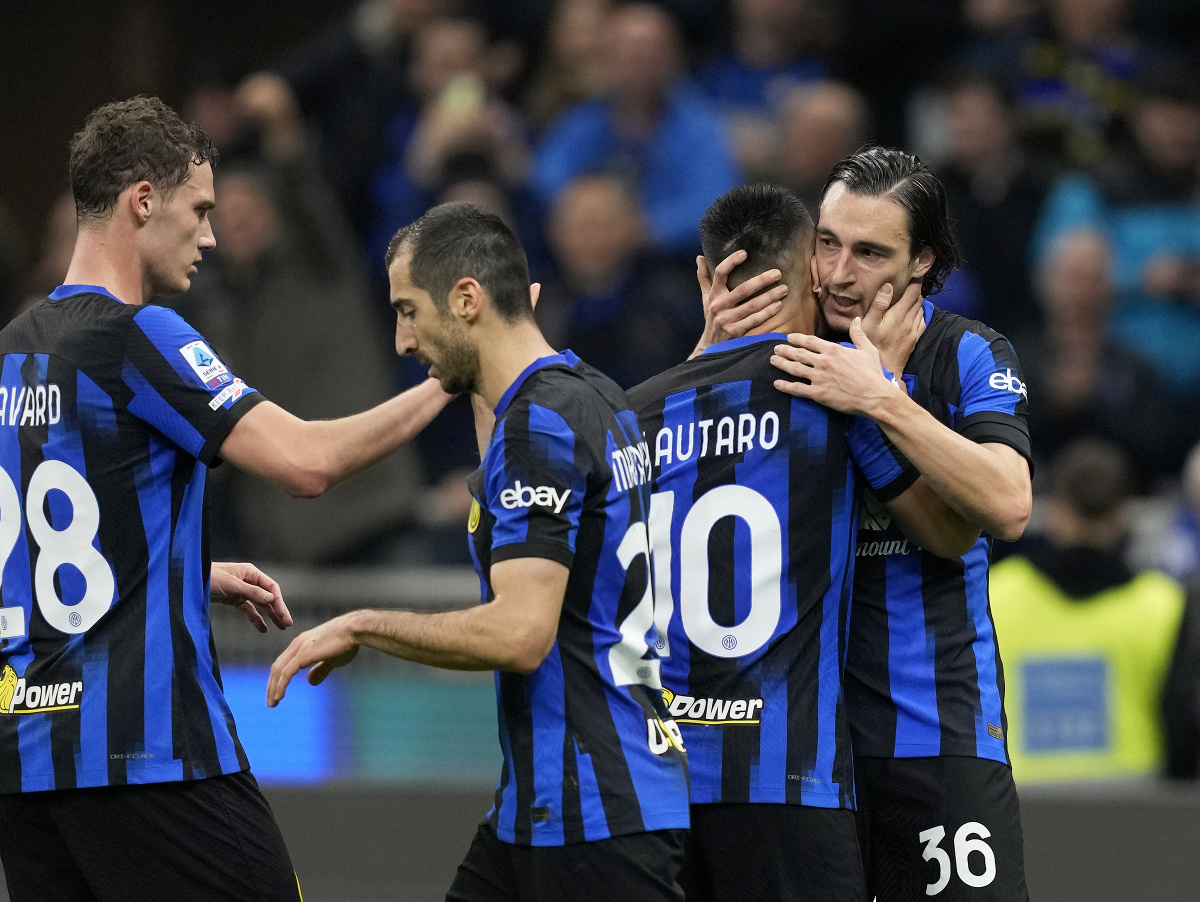 Radujúci sa hráči Interu Miláno