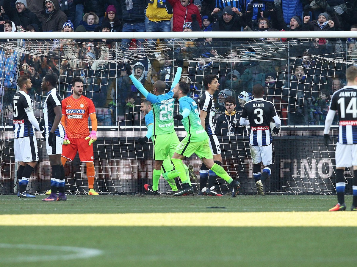 Hráč Interu Milána Ivan Perišič strieľa víťazný gól
