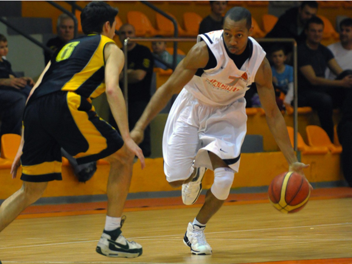 Ed Scott bránený Richardom Kucsom