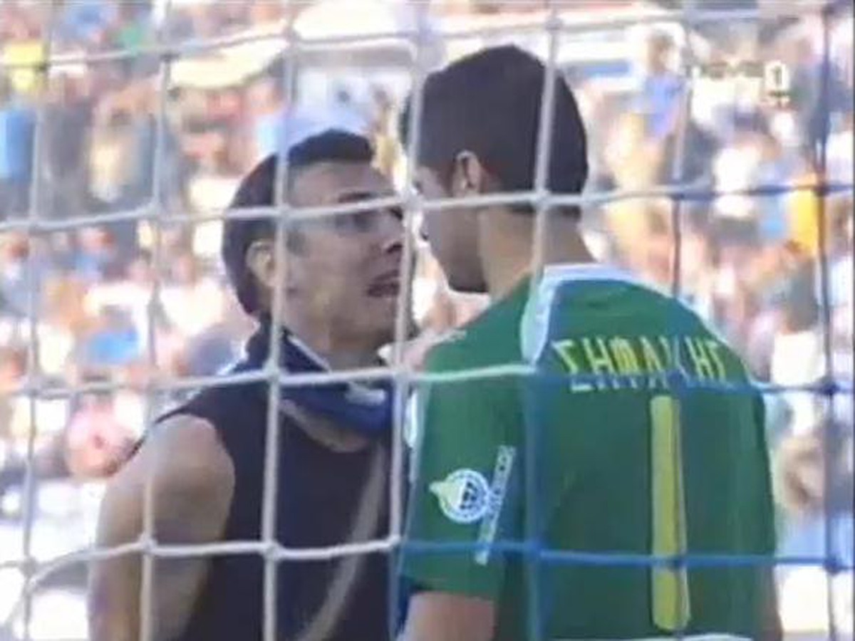 Fanúšik dohovára brankárovi Sifakisovi 