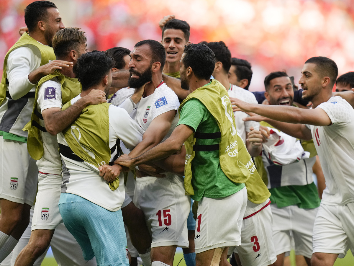 Futbalisti Iránu sa tešia po víťazstve nad Walesom