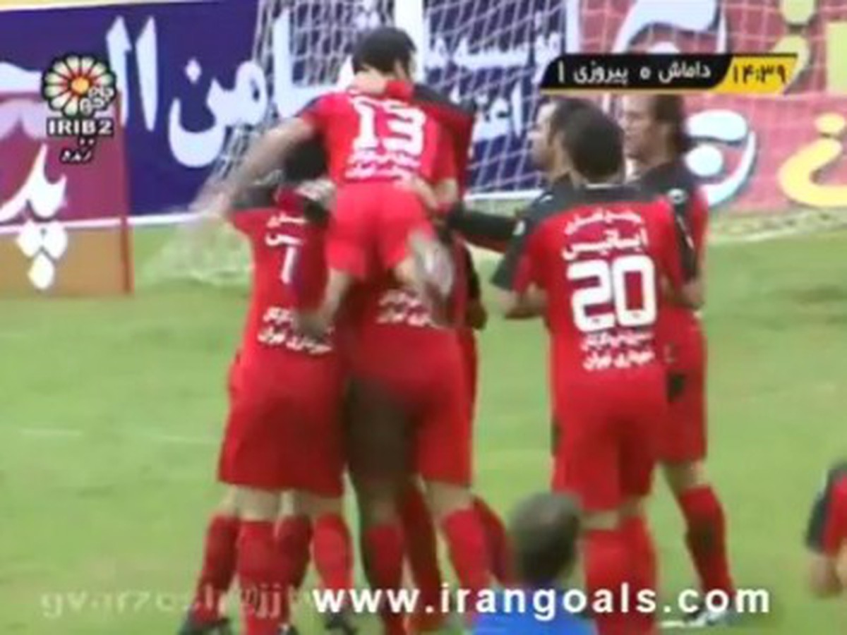 Iránski futbalisti pri oslave gólu