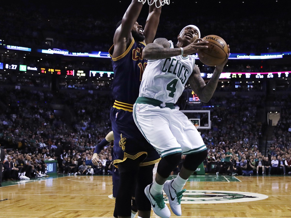 Hráč Bostonu Celtics Isaiah Thomas (4) strieľa na kôš v basketbalovom zápase zámorskej NBA proti Cleveland Cavaliers