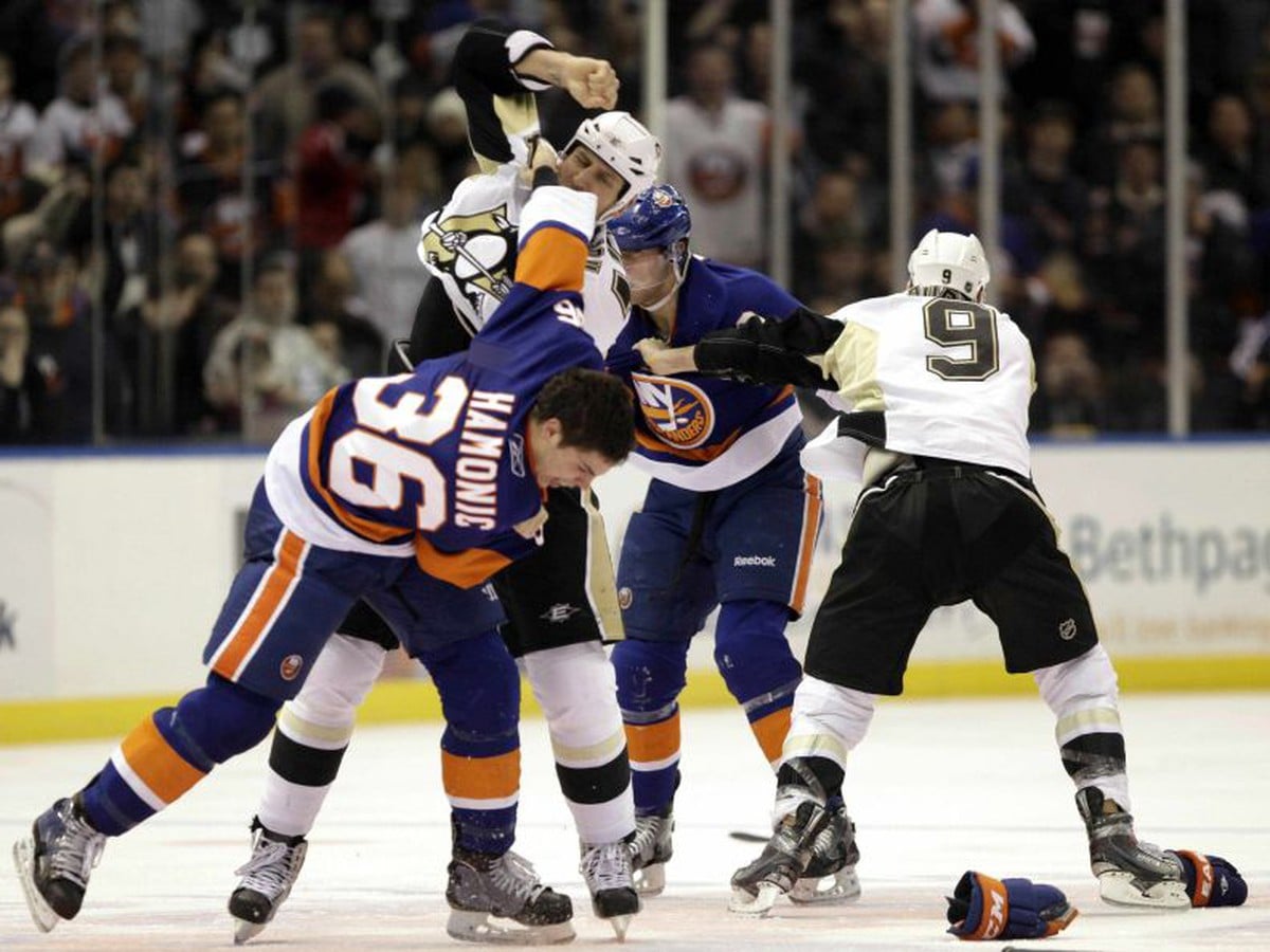 Pästné súboje v zápase NY Islanders - Pittsburgh