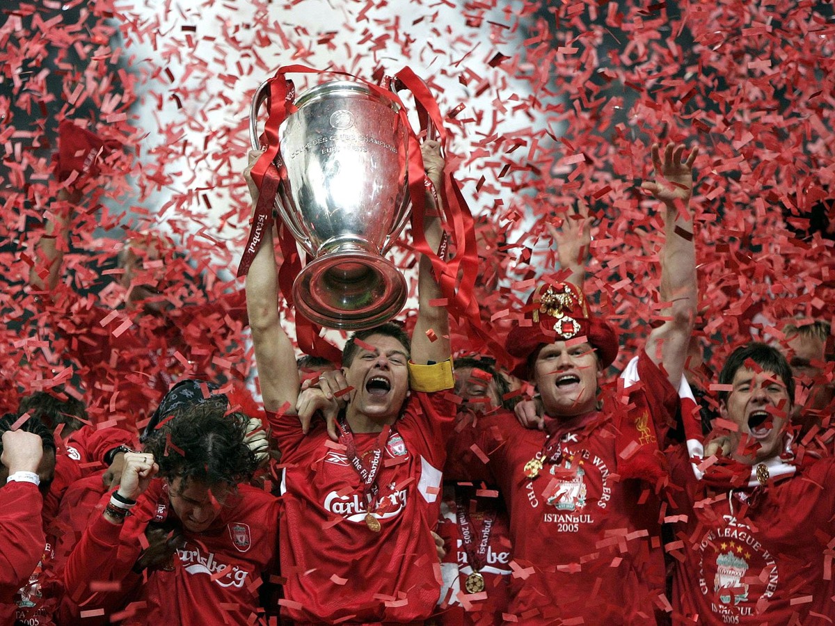 Kapitán Steven Gerrard s víťaznou trofejou po famóznom obrate Liverpoolu