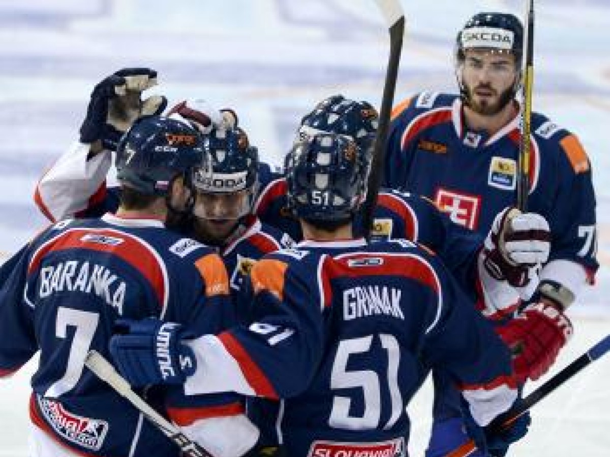 Gólová radosť slovenských hokejistov, zľava strelec gólu Ivan Baranka, Tomáš Bulík, Dominik Graňák a Adam Lapšanský