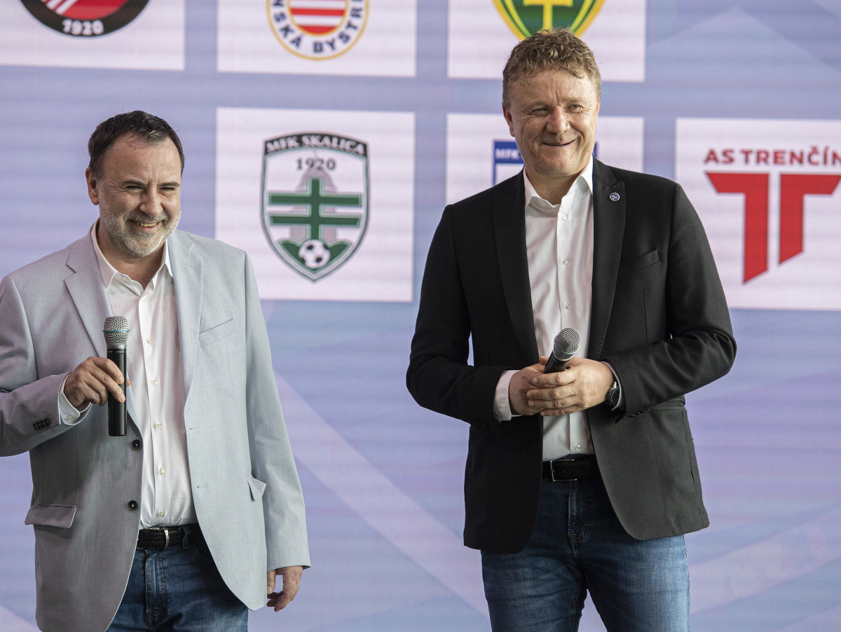 Na snímke sprava prezident Únie ligových klubov (ÚLK) Ivan Kozák a výkonný riaditeľ Niké Roman Berger sa usmievajú 