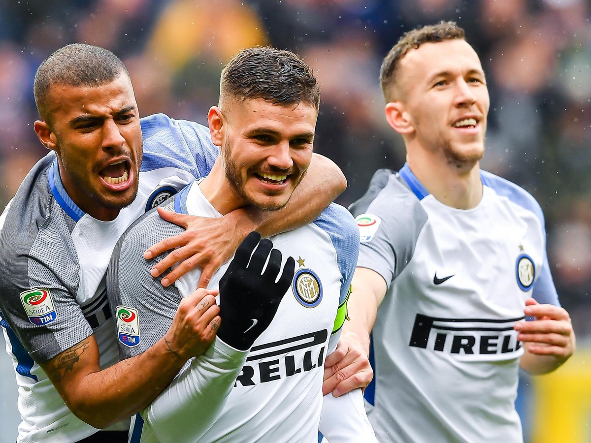 Mauro Icardi (v strede), Thiago Alcantara a Ivan Periśić oslavujú gól Interu