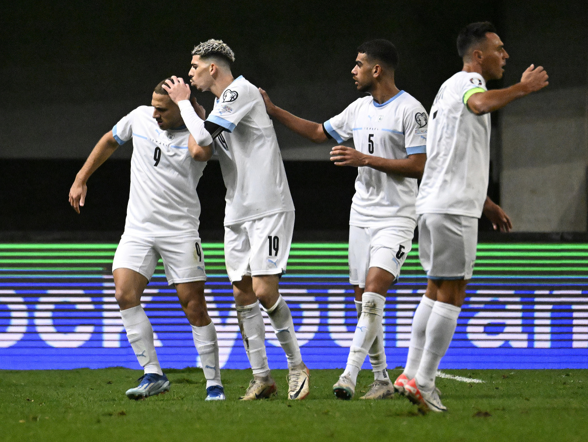 Hráči Izraela oslavujú gól