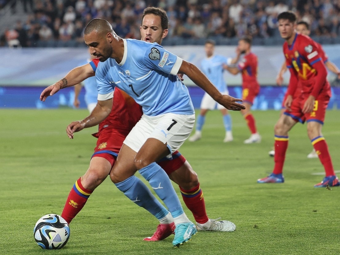 Ramzi Safouri (v modrom) počas zápasu Izrael - Andorra