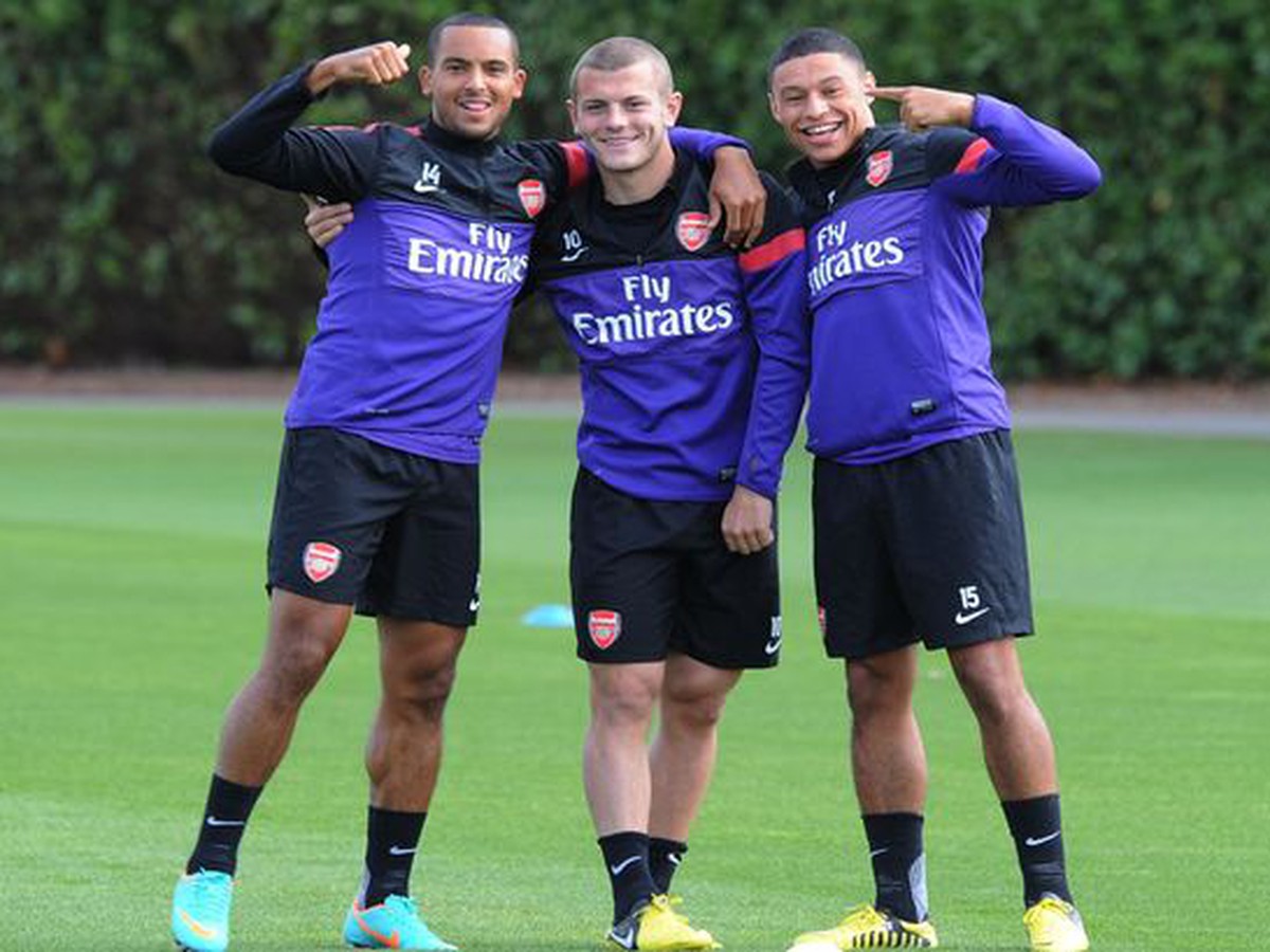 Jack Wilshere (v strede)