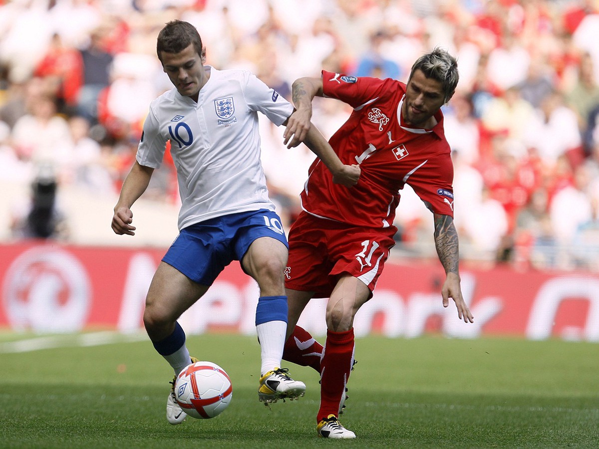 Jack Wilshere v súboji s Valonom Behramim