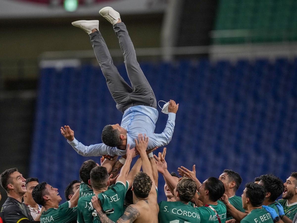 Hráči Mexika oslavujú s trénerom Jaime Lozanom